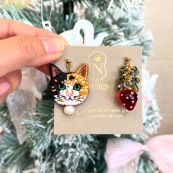 Ｘ'masのビジューといちごの猫さん刺繍のピアスandイヤリング ♡ 2枚目の画像