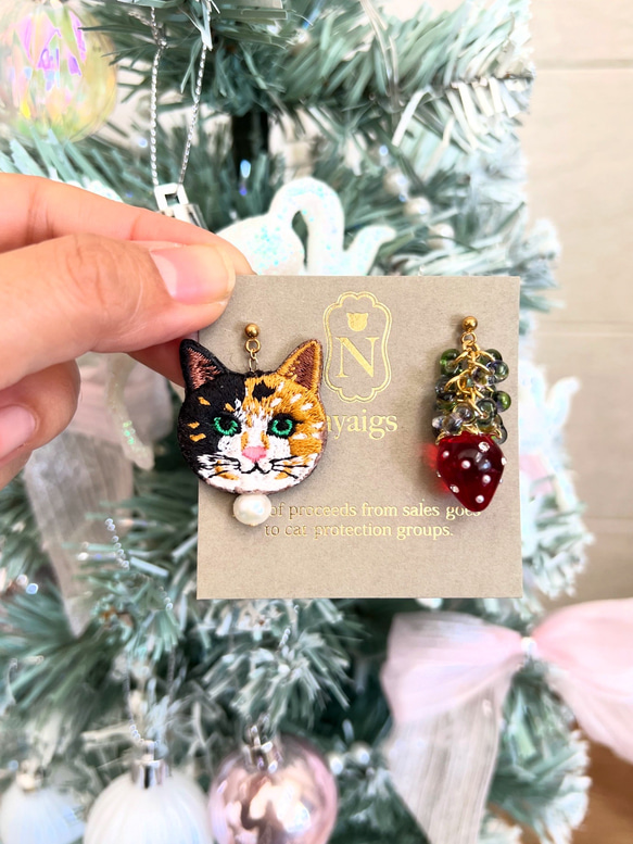 Ｘ'masのビジューといちごの猫さん刺繍のピアスandイヤリング ♡ 2枚目の画像