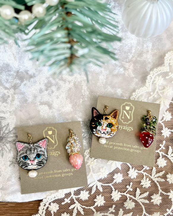 Ｘ'masのビジューといちごの猫さん刺繍のピアスandイヤリング ♡ 12枚目の画像