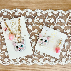Ｘ'masのビジューといちごの猫さん刺繍のピアスandイヤリング ♡ 6枚目の画像