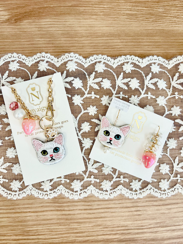 Ｘ'masのビジューといちごの猫さん刺繍のピアスandイヤリング ♡ 6枚目の画像