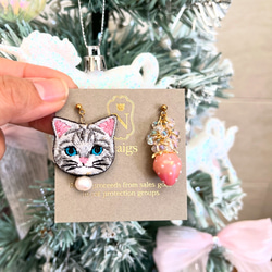 Ｘ'masのビジューといちごの猫さん刺繍のピアスandイヤリング ♡ 3枚目の画像