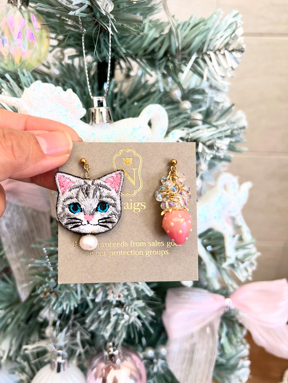 Ｘ'masのビジューといちごの猫さん刺繍のピアスandイヤリング ♡ 3枚目の画像