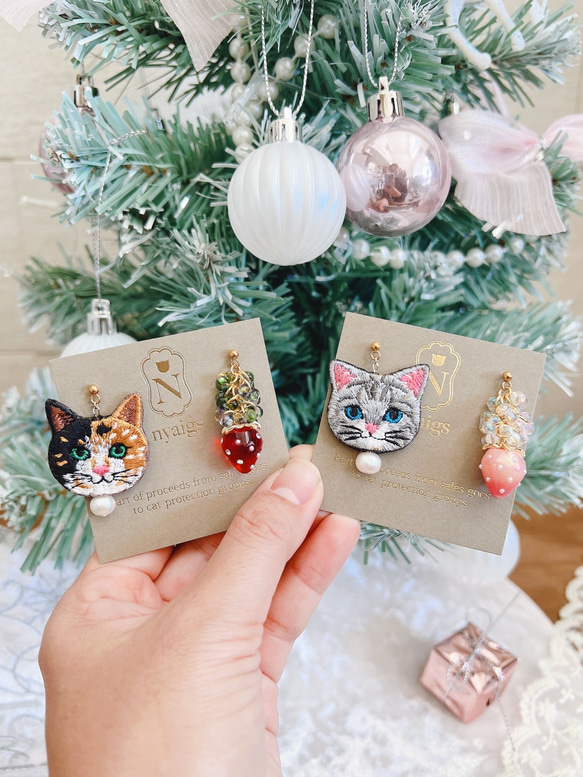 Ｘ'masのビジューといちごの猫さん刺繍のピアスandイヤリング ♡ 1枚目の画像