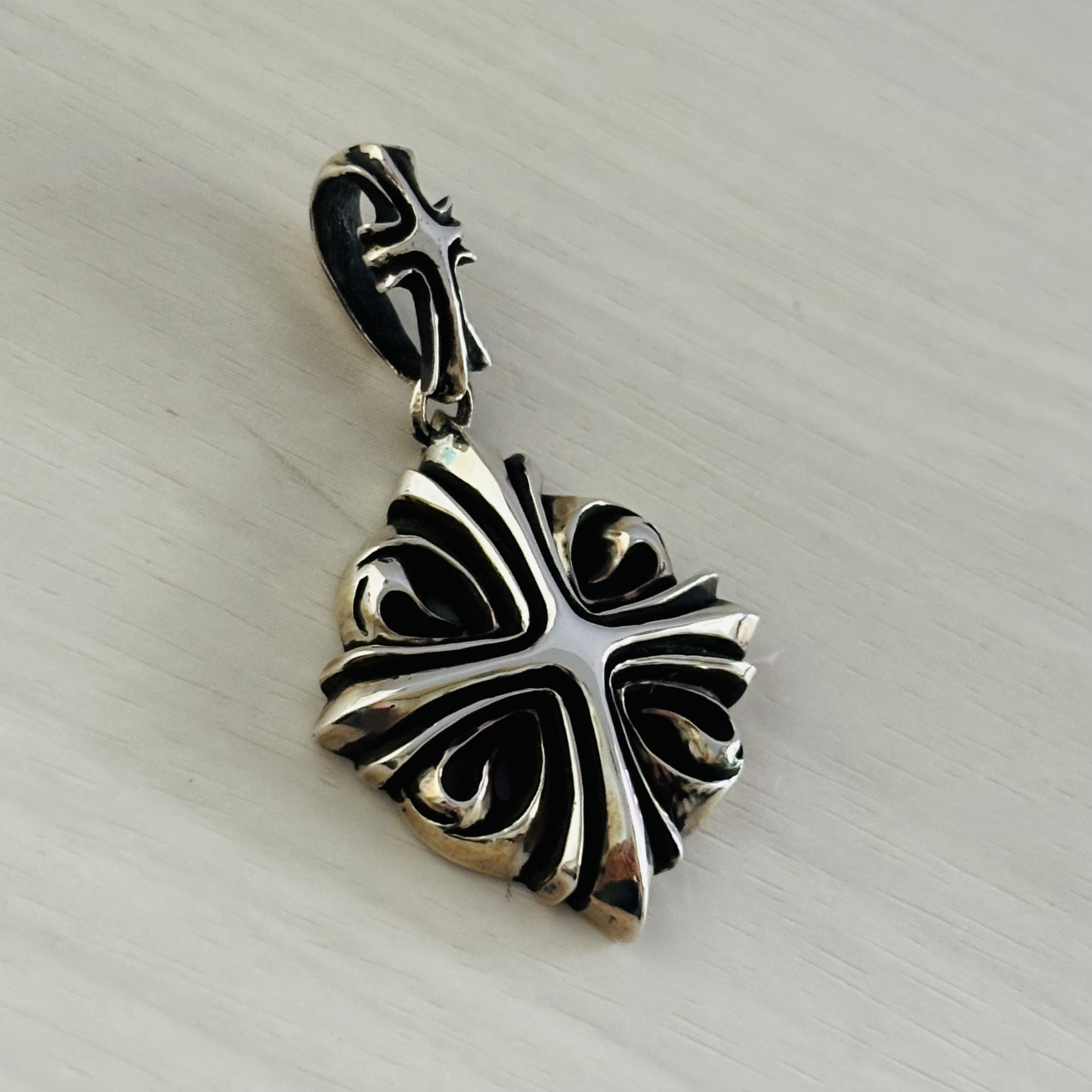 《dual crest》紋章クロスペンダント｜silver925・鏡面×燻し・曲線レリーフ・アンティーク調・メンズ