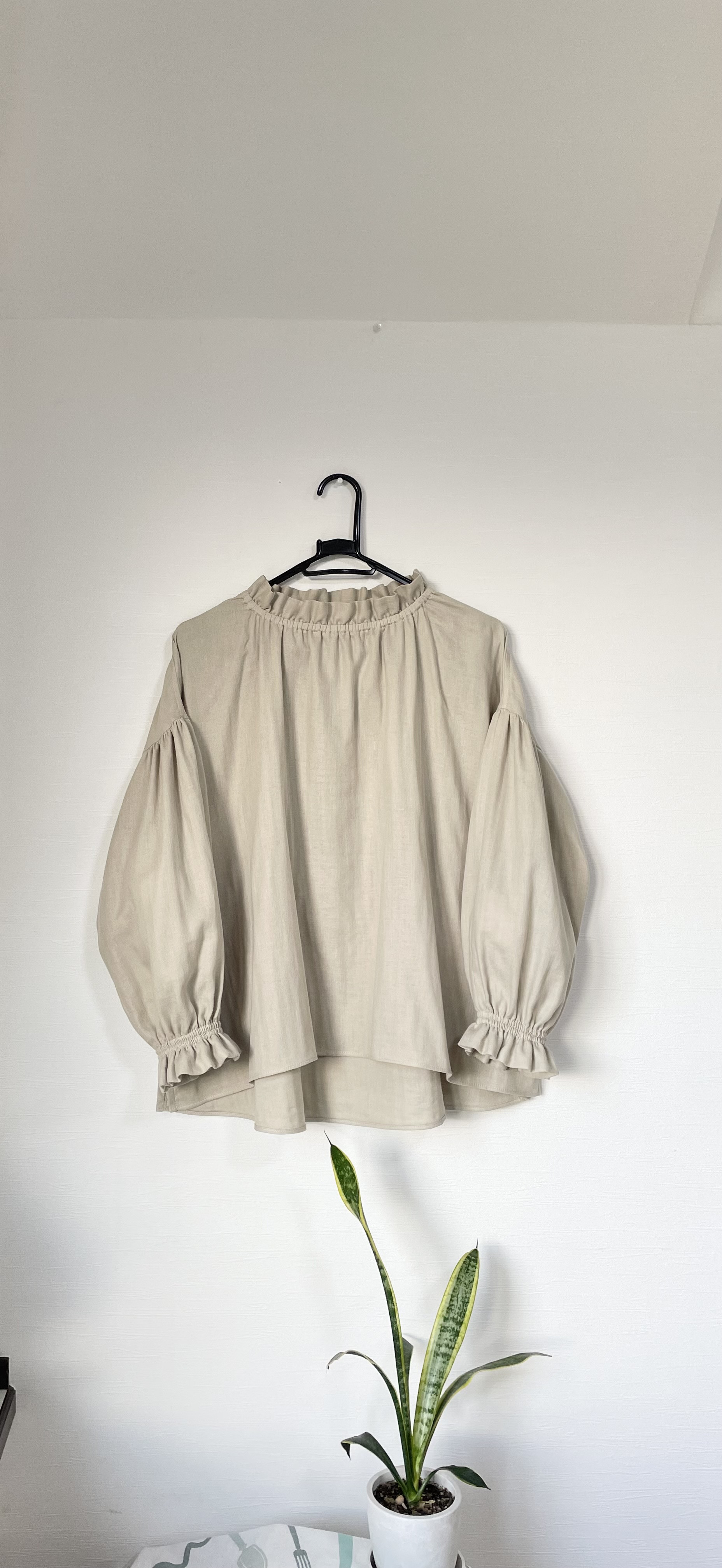 ひとめぼれ新作❣️ダブルガーゼ衿ゴムフリルふんわりギャザー袖のブラウスベージュ