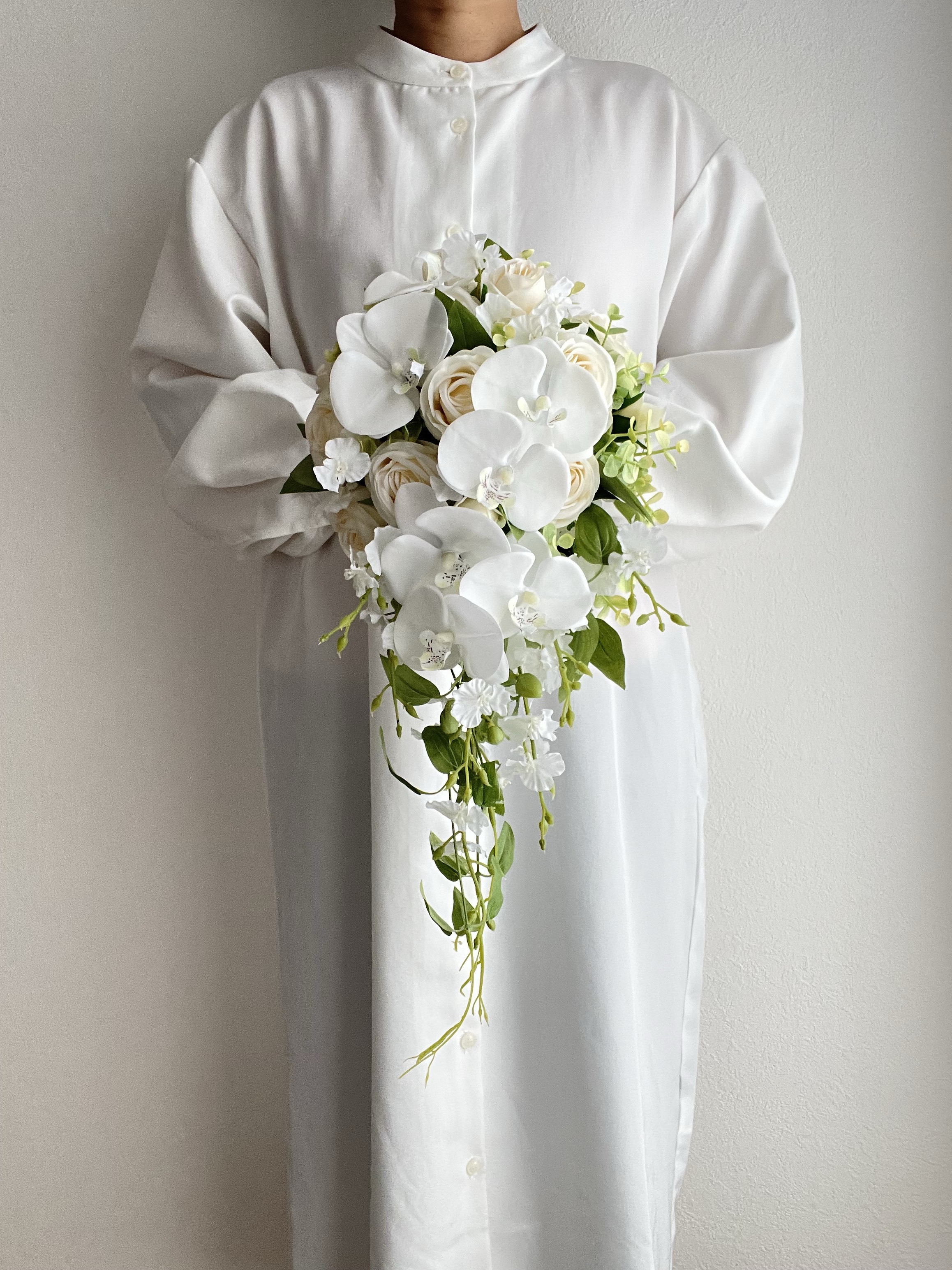 【Lirio】白胡蝶蘭のキャスケードブーケ｜大人ウェディング｜アーティフィシャルフラワー　ブートニア付き