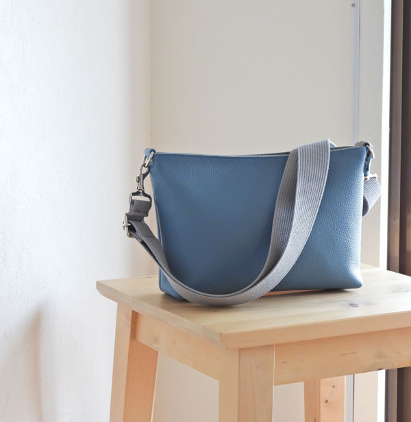 長財布がすっぽり☆　レザーショルダー（ ファスナー口 ）　ブルー