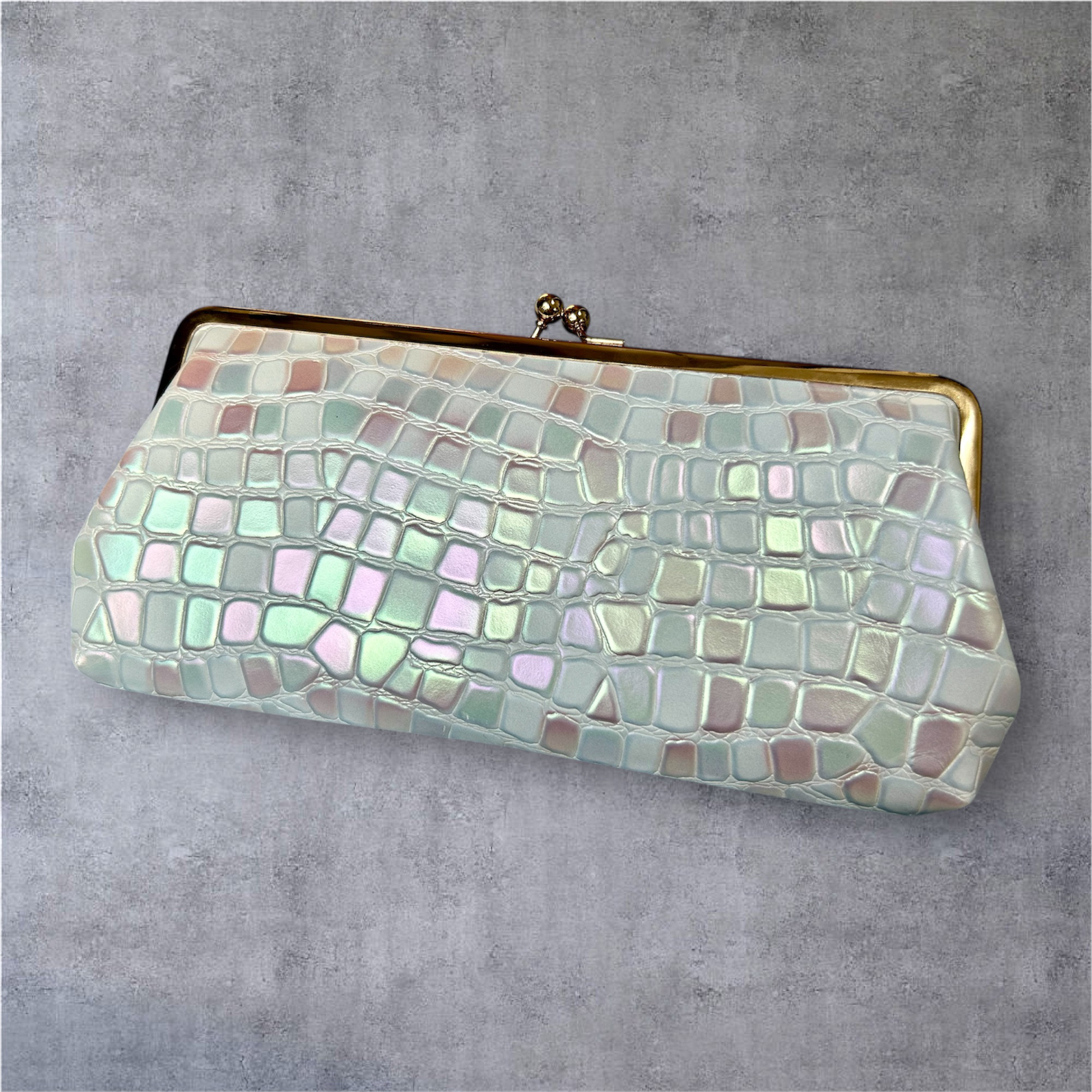 新作✴︎.° 軽い＆大容量︎.° 素敵な偏光パールクロコ型押しレザー　がま口長財　一粒万倍日　プレゼント