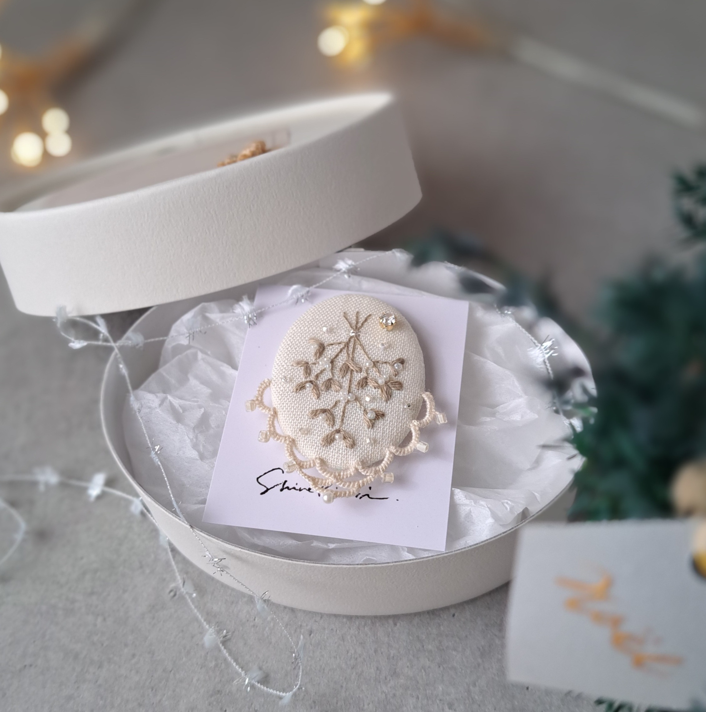 特別な日に寄り添う　ヤドリギ　刺繍ブローチ