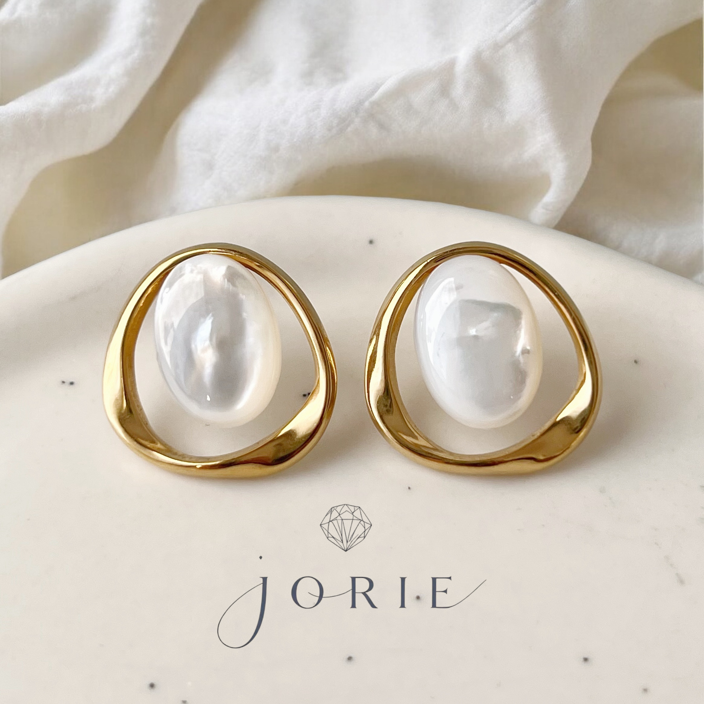 【JORIE】大人の大ぶり耳飾り　大粒ホワイトシェルピアス　イヤリング　サージカルステンレス