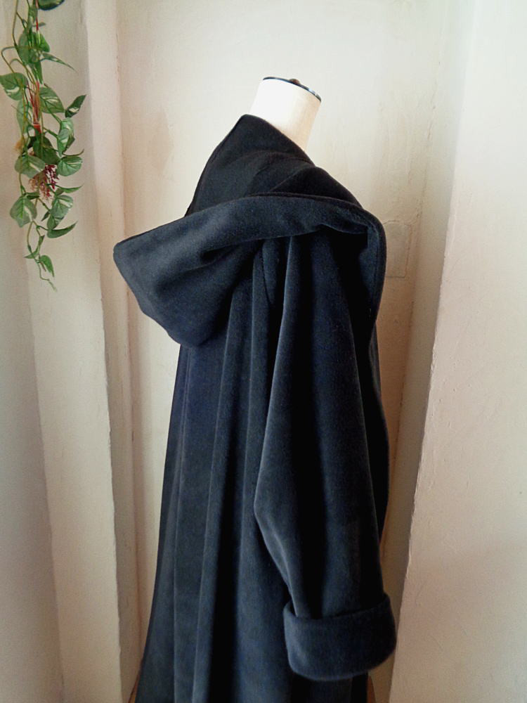 ラス１ 魔法使い♥超軽量 ビッグフード ローブコート♥漆黒♥アンチピリング加工 ふんわり上質フリース