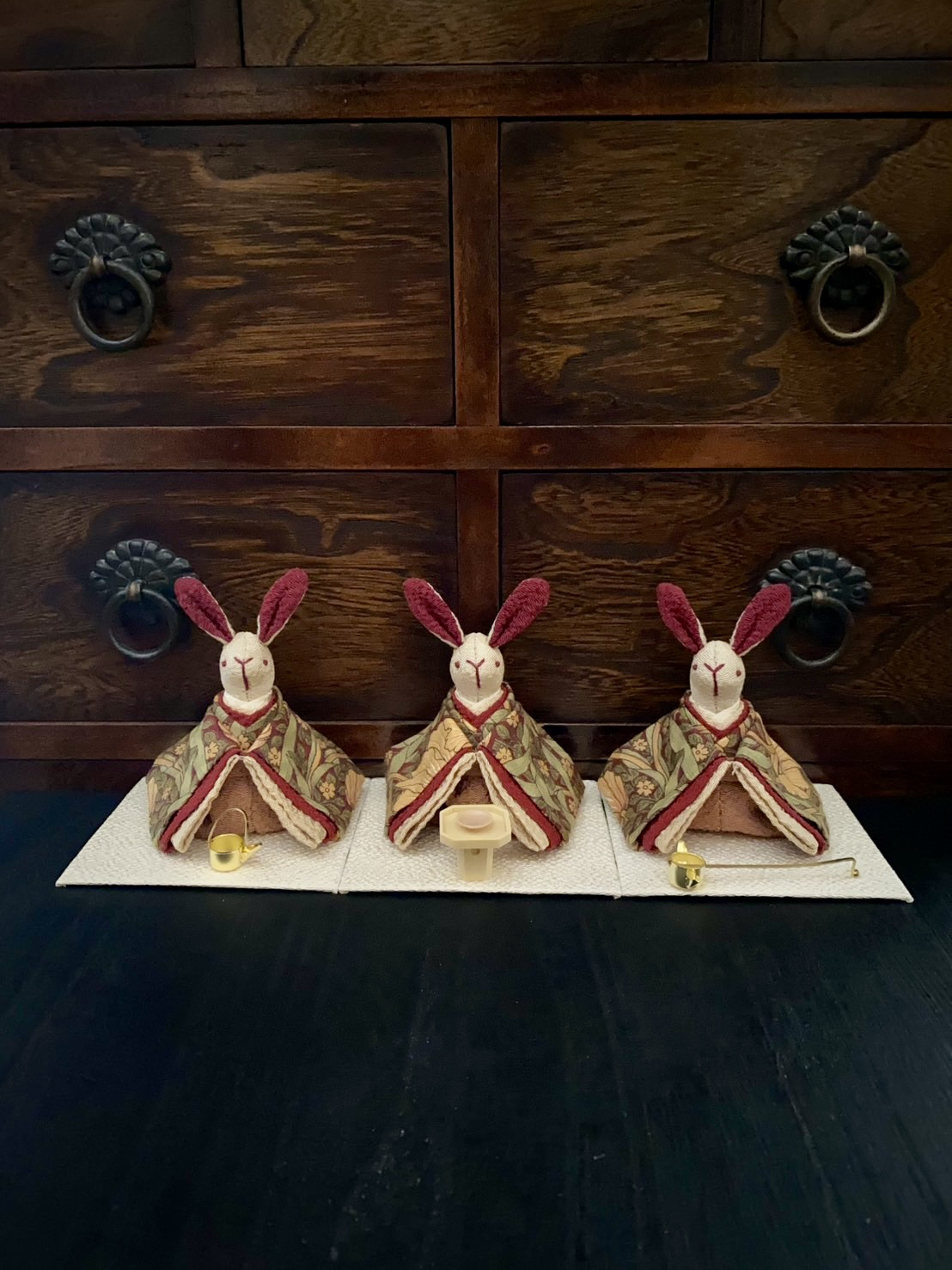 ちょこんとかわいい　ウィリアムモリス柄のお着物のうさぎの三人官女(お道具付き)