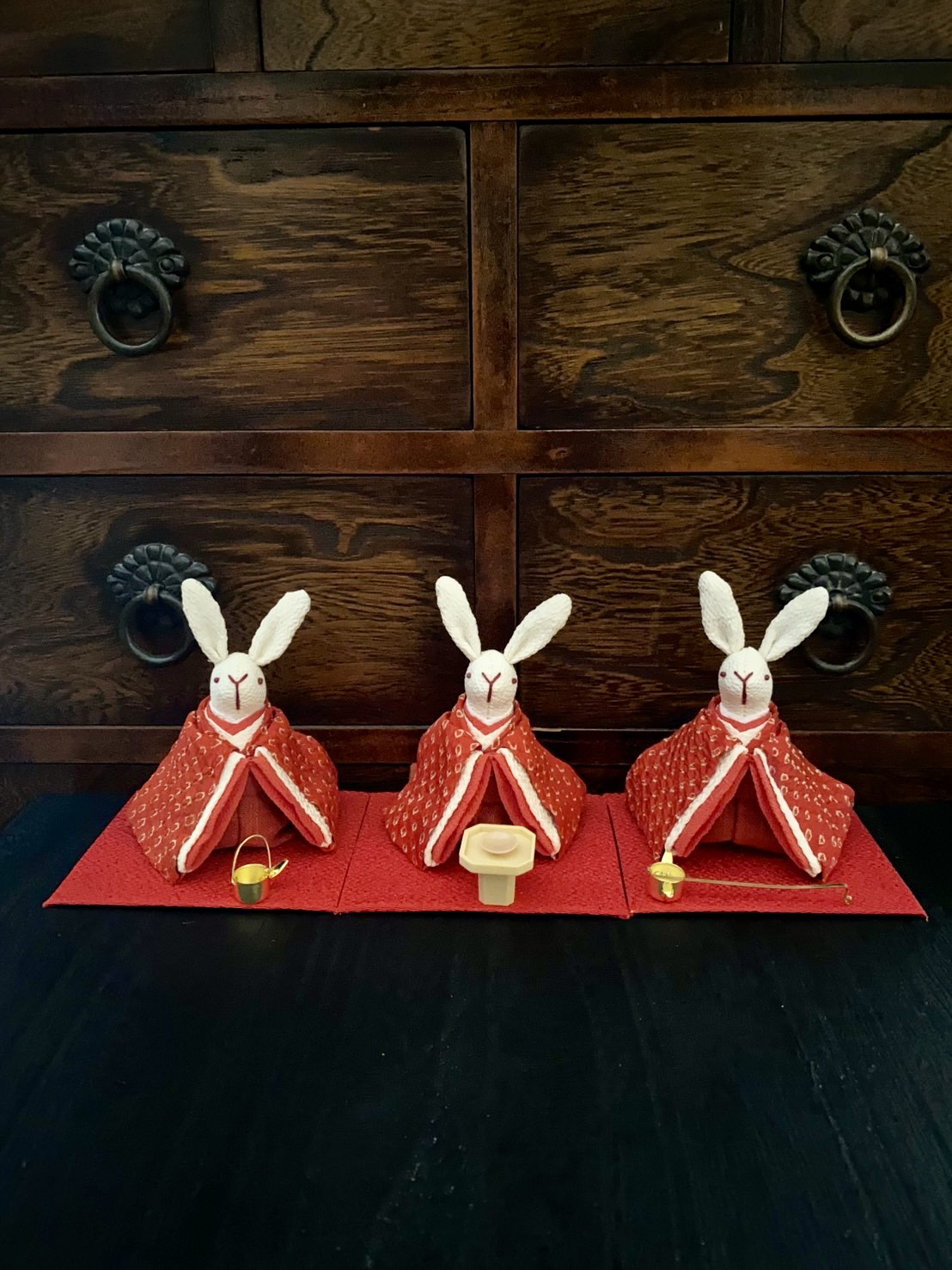 ちょこんとかわいい　アンティークのお着物のうさぎの三人官女(お道具付き)