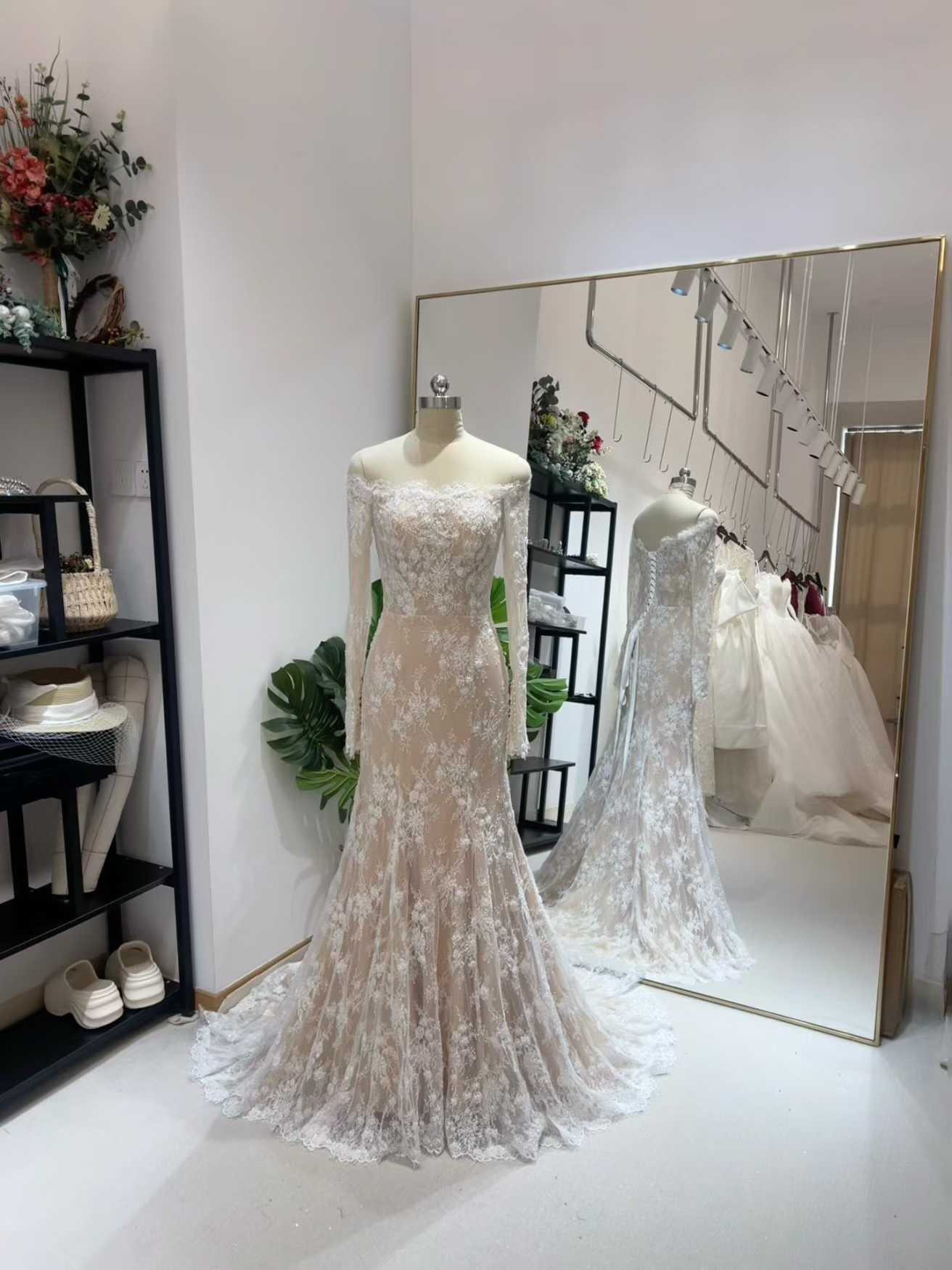 送料無料！ウェディングドレス オフショルダー マーメイドライン ロングスリーブ ビーズ 贅沢な小花柄の総レース