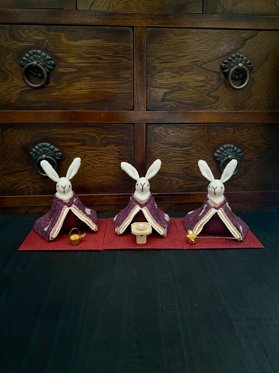 ちょこんとかわいい　うさぎ柄のお着物のうさぎの三人官女(お道具付き)