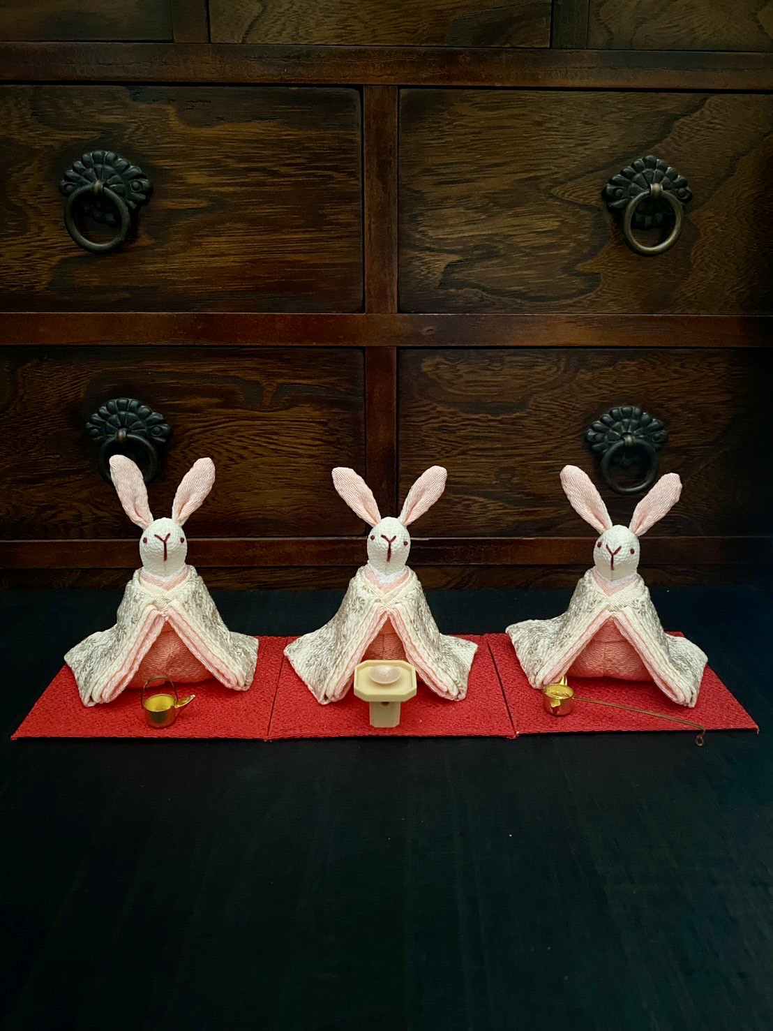 ちょこんとかわいい　上品な和柄お着物のうさぎの三人官女(お道具付き)