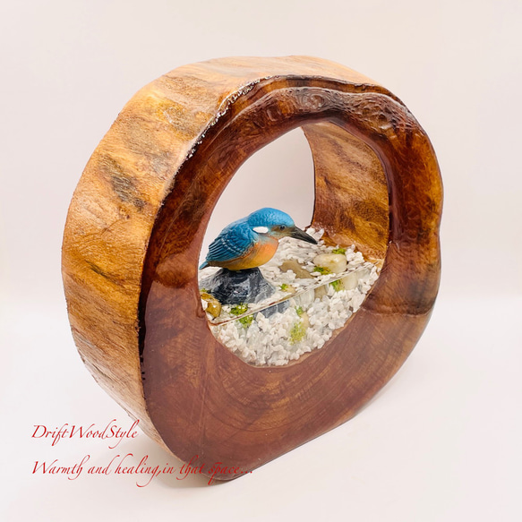 一つ限りの流木アート 水辺のカワセミ ジオラマ 流木 フィギュア 置物 動物 鳥 インテリア レジン 水辺 N43 3枚目の画像