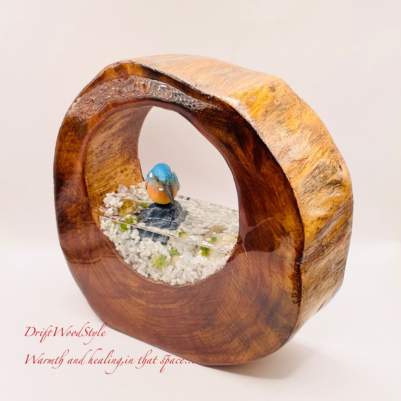 一つ限りの流木アート 水辺のカワセミ ジオラマ 流木 フィギュア 置物 動物 鳥 インテリア レジン 水辺 N43 4枚目の画像