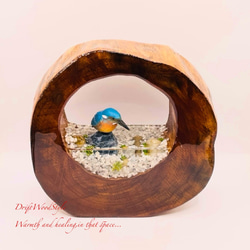 一つ限りの流木アート 水辺のカワセミ ジオラマ 流木 フィギュア 置物 動物 鳥 インテリア レジン 水辺 N43 2枚目の画像
