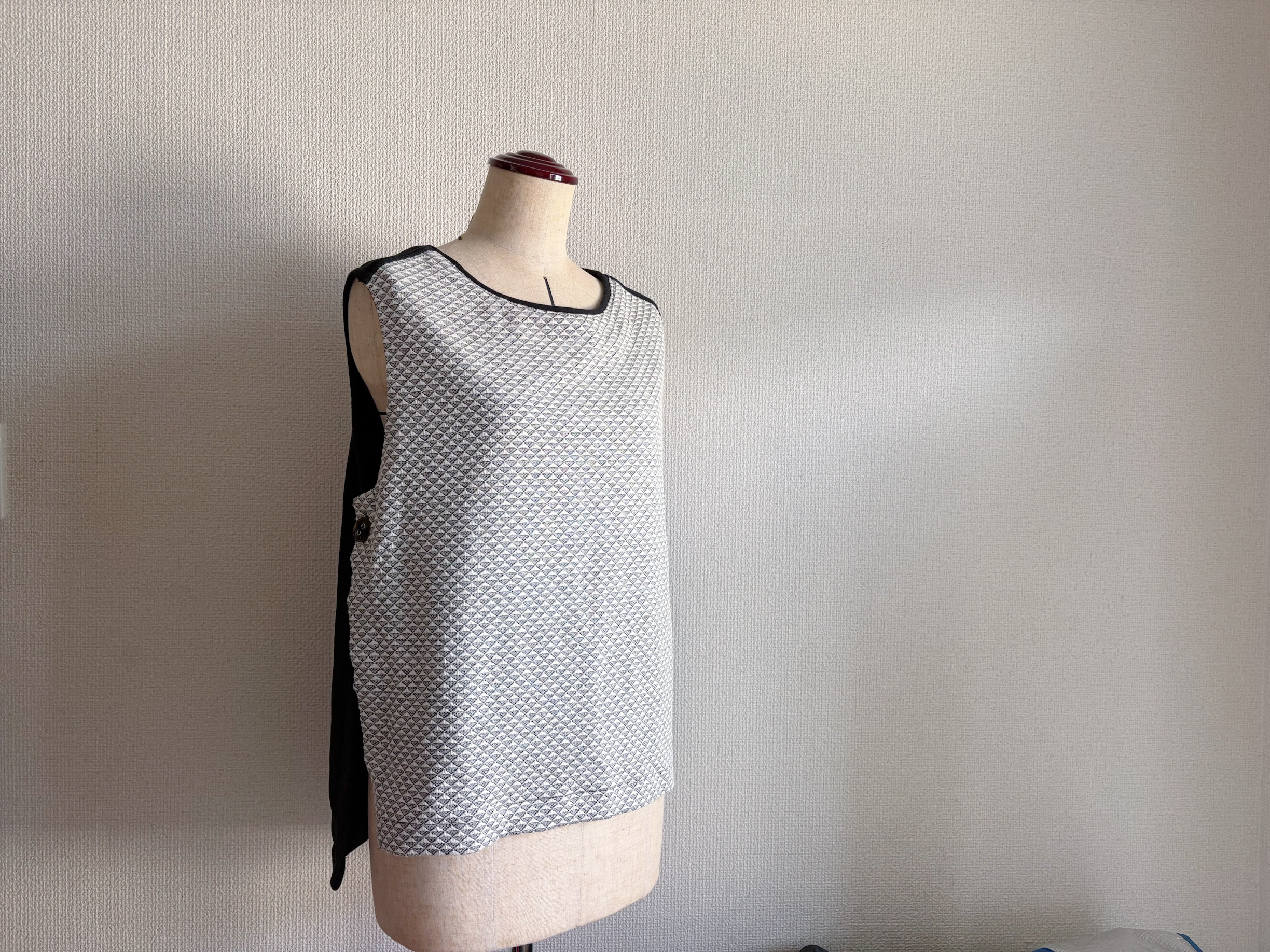 【幾何ジャカード×裏毛ニットのサイドボタンベスト】