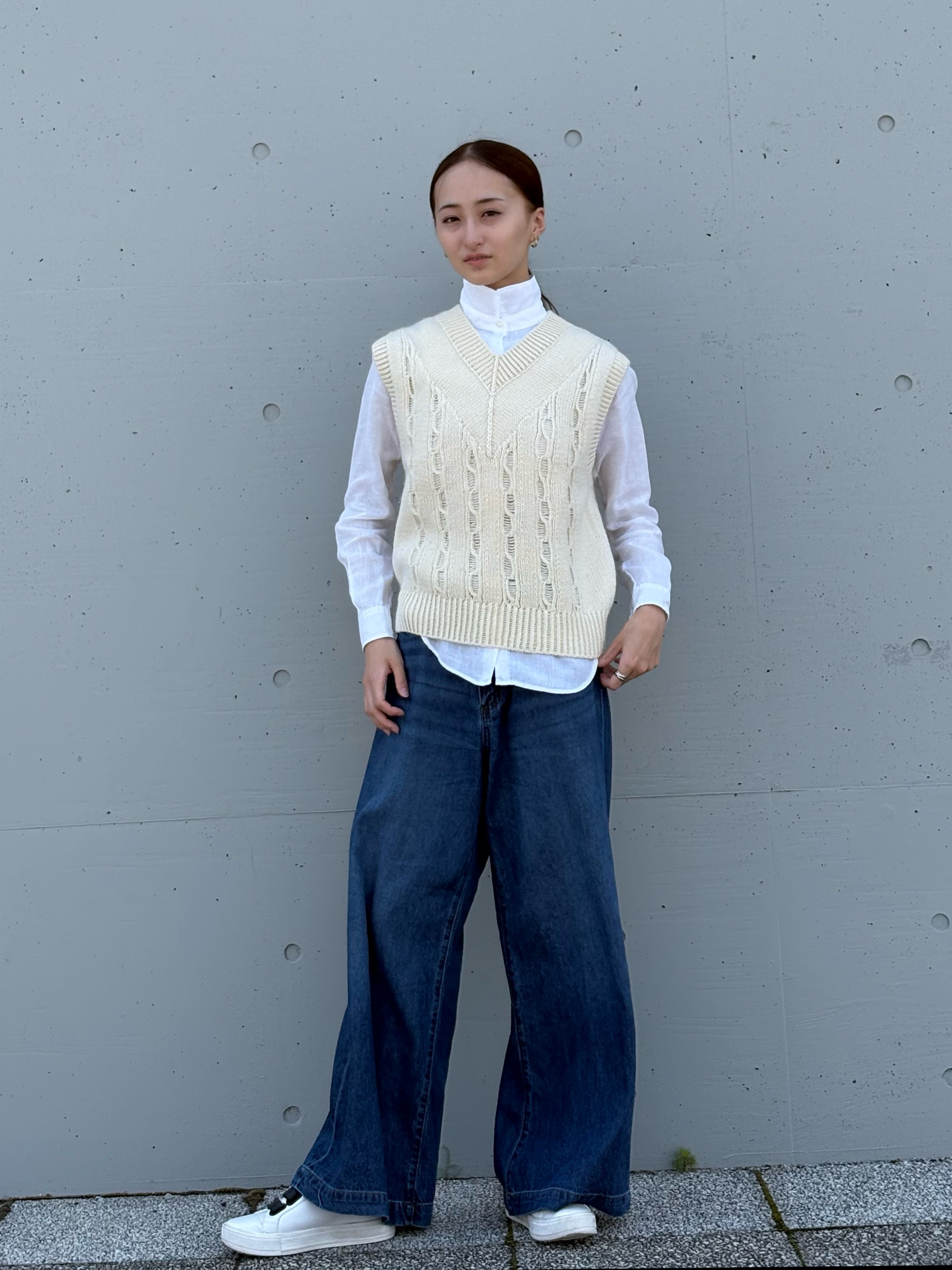 ウール100%手編みのベスト　手編みでかっこよく　Vえりニットベスト　大人のベスト