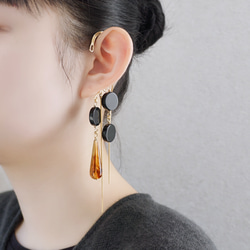 這款「點點」托特包，精緻優雅，足以媲美外套。包身飾有同色系吊墜和圓形瑪瑙耳鉤。 第7張的照片