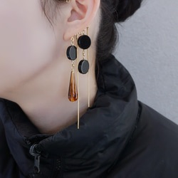 這款「點點」托特包，精緻優雅，足以媲美外套。包身飾有同色系吊墜和圓形瑪瑙耳鉤。 第8張的照片