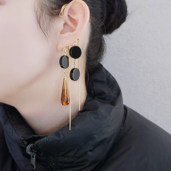 這款「點點」托特包，精緻優雅，足以媲美外套。包身飾有同色系吊墜和圓形瑪瑙耳鉤。 第1張的照片