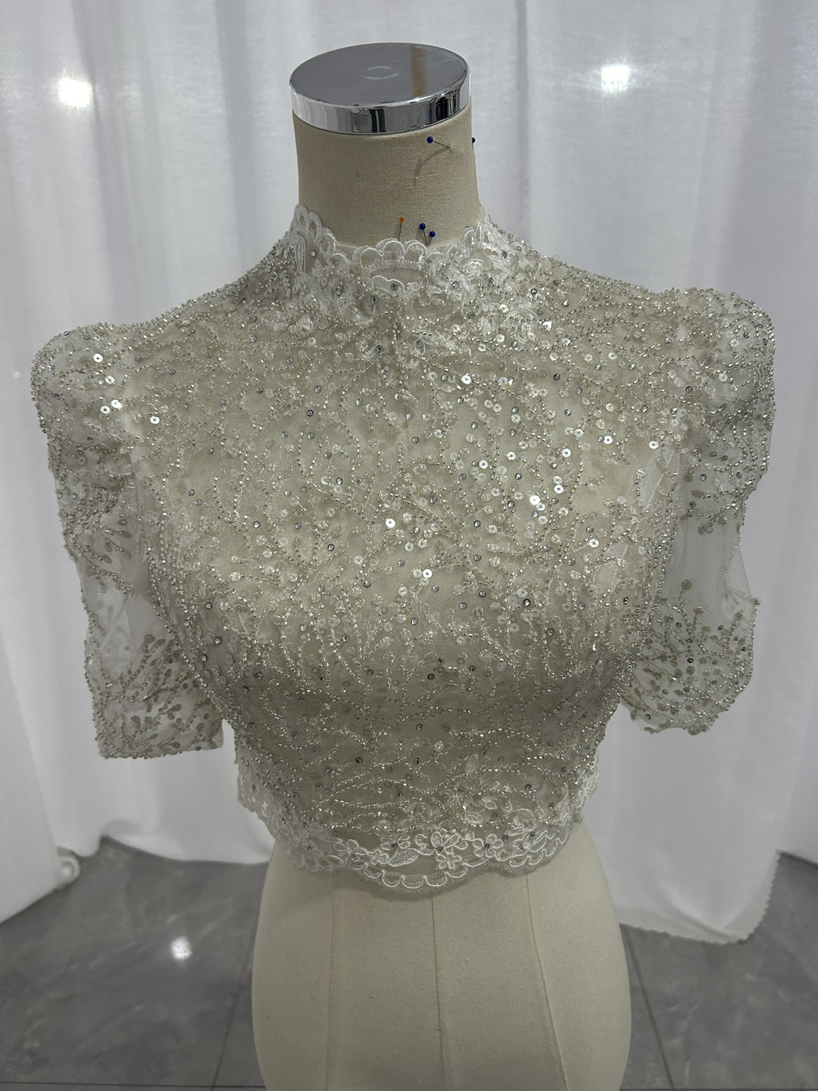 ボレロ 半袖 キラキラ光る刺繍 くるみボタン キラキラスパンコール 華やか 結婚式