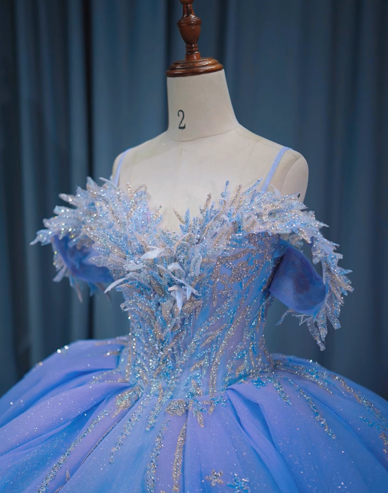 新作　華やかなトレーン　パープルブルー　チュール　フレアスカート　可愛い　カラードレス　二の腕カバー　オフショルダー前撮