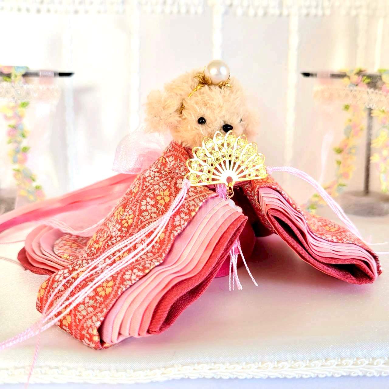 859  小さなお着物〈お姫様〉十二単【正絹金襴 真朱（まそお）地に小桜立涌文様　薄紅かさね【新襟仕様】 25,900円