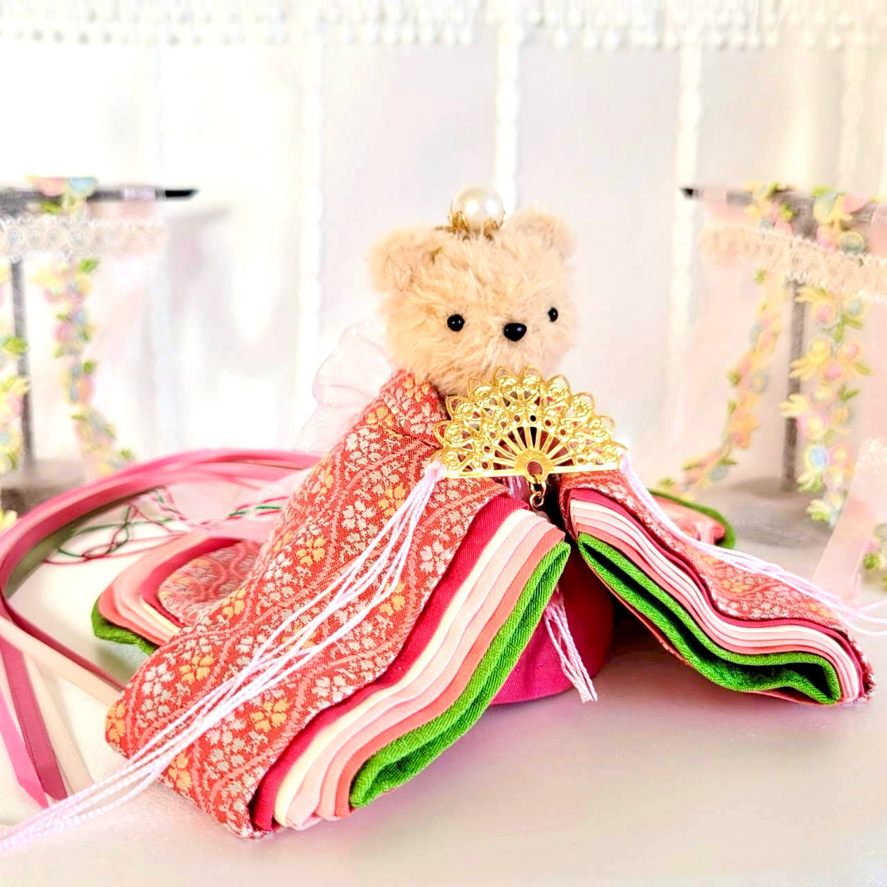 860  小さなお着物〈お姫様〉十二単【正絹金襴】 真朱（まそお）地に小桜立涌文様　常盤緑かさね【新襟仕様】