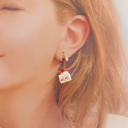いちごづくしの小さなご褒美》ショートケーキのピアス / イヤリング