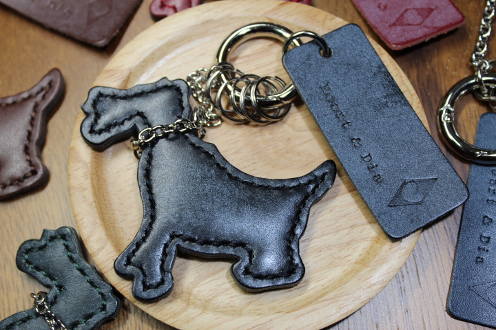 Ｈｅａｒｔ＆Ｄｉａ　手縫い　カラビナキーリングドック　ブライドルレザー（ブラック）