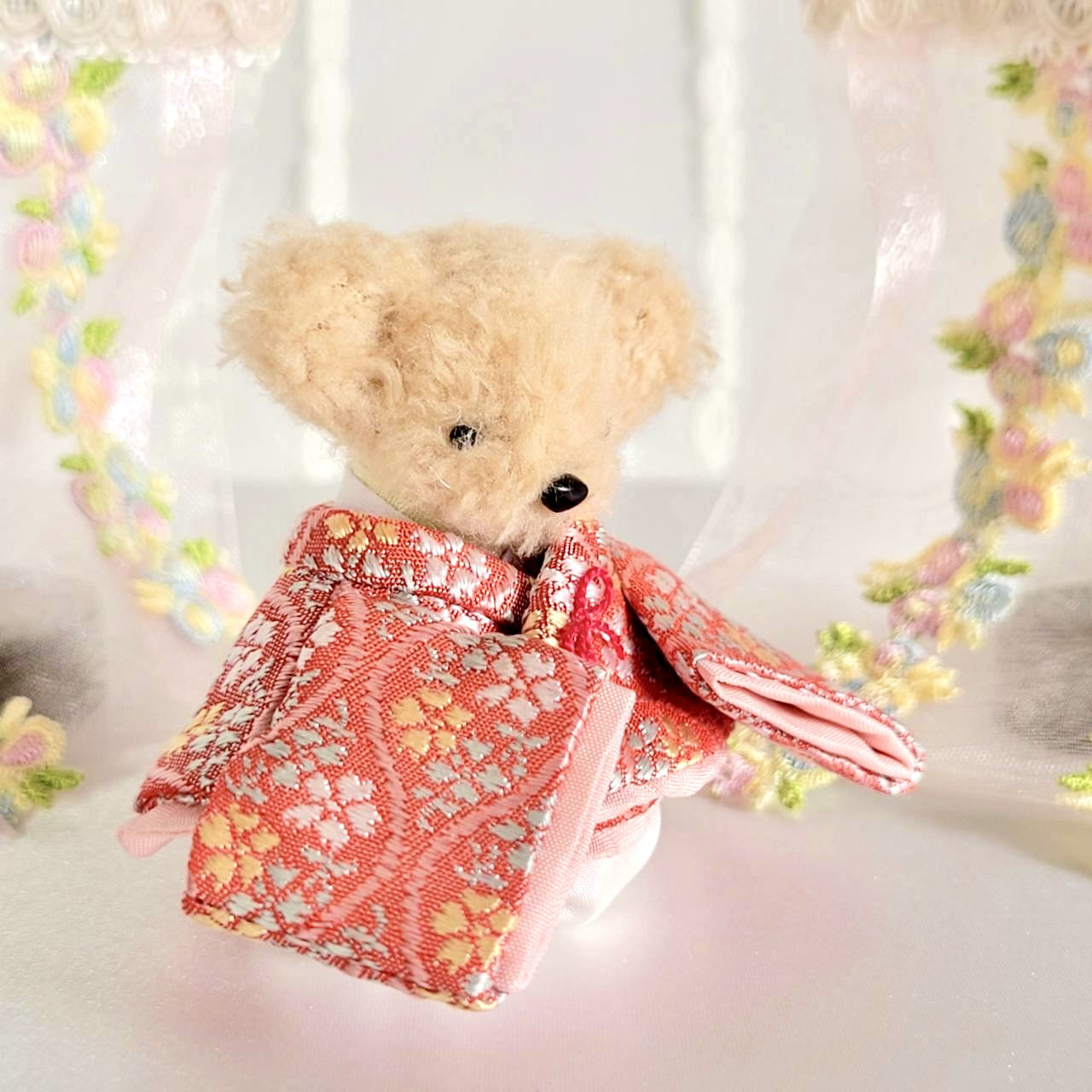 862　とても小さなお着物〈赤ちゃんサイズぬいぐるみ用〉【正絹金襴】  真朱色地に小桜立涌文様薄桃色かさね【新襟仕様】