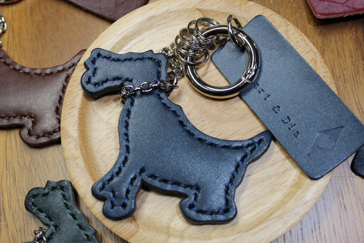 Ｈｅａｒｔ＆Ｄｉａ　手縫い　カラビナキーリングドック　ブライドルレザー（ネイビー）