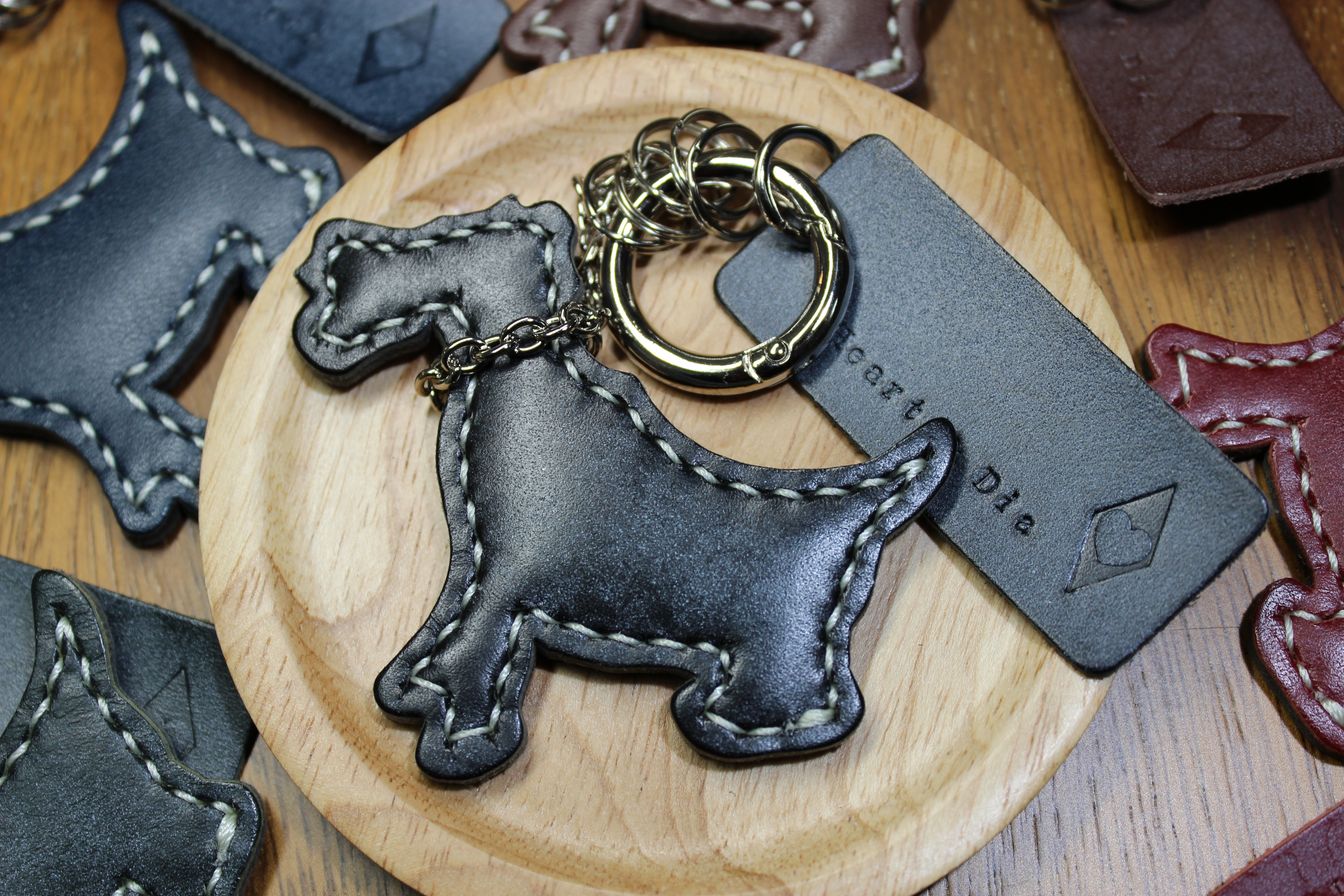 Ｈｅａｒｔ＆Ｄｉａ　手縫い　カラビナキーリングドック　ブライドルレザー（ブラック）