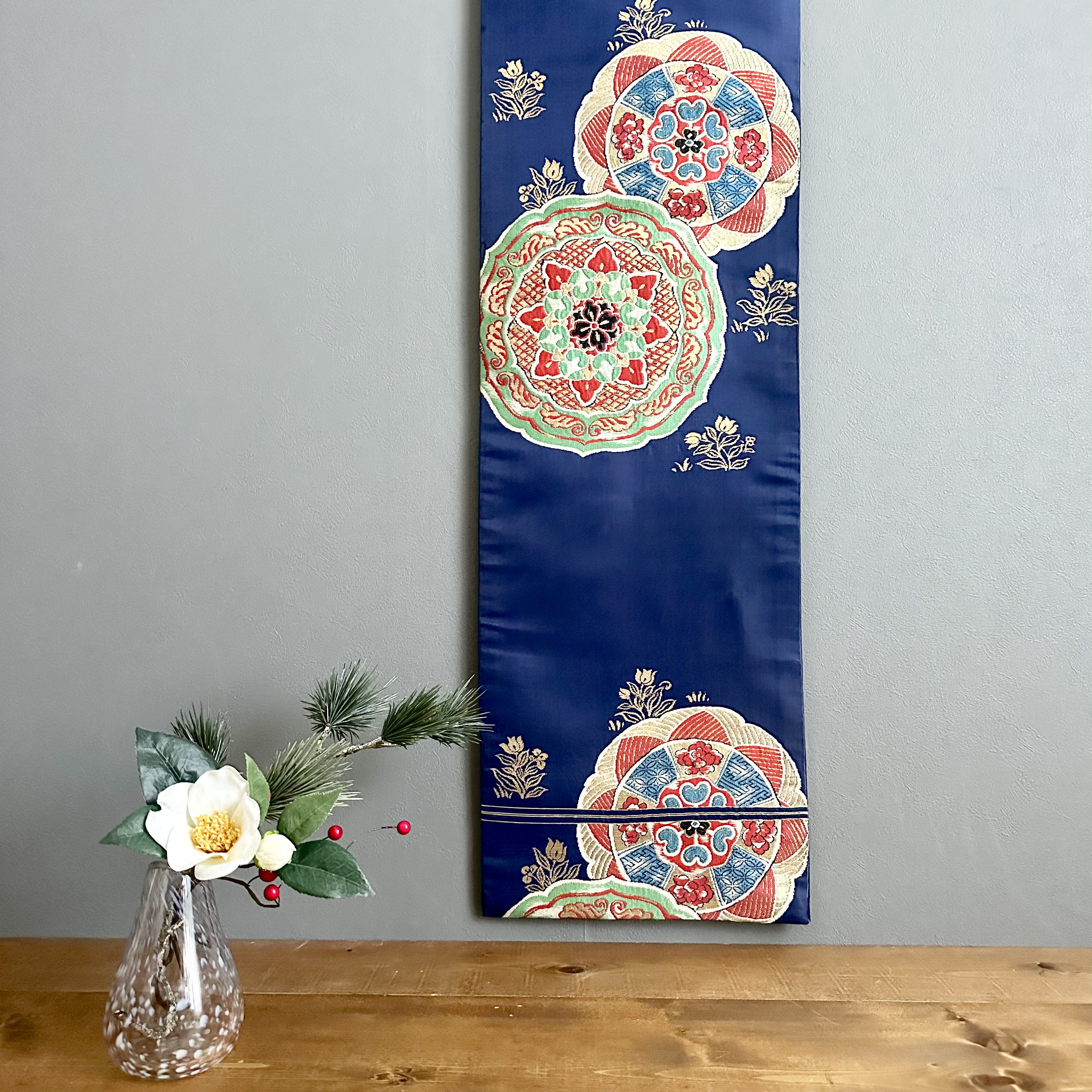 帯のタペストリー　ヴィンテージ　青に咲く花　テーブルランナー使用可　和モダン　リメイク インテリア　正月飾り　玄関