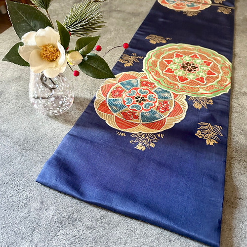 帯のタペストリー ヴィンテージ 青に咲く花 テーブルランナー使用可 和