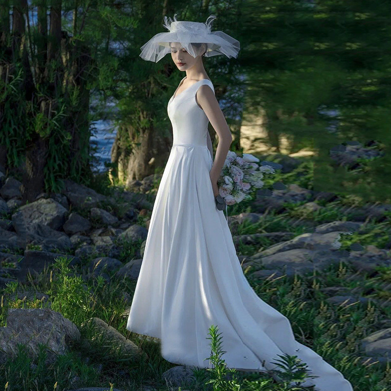 高級感 白 黒 サテン Vネック ノースリーブ ウェディングドレス シンプル 花嫁 演奏会 誕生日 前撮り HL866