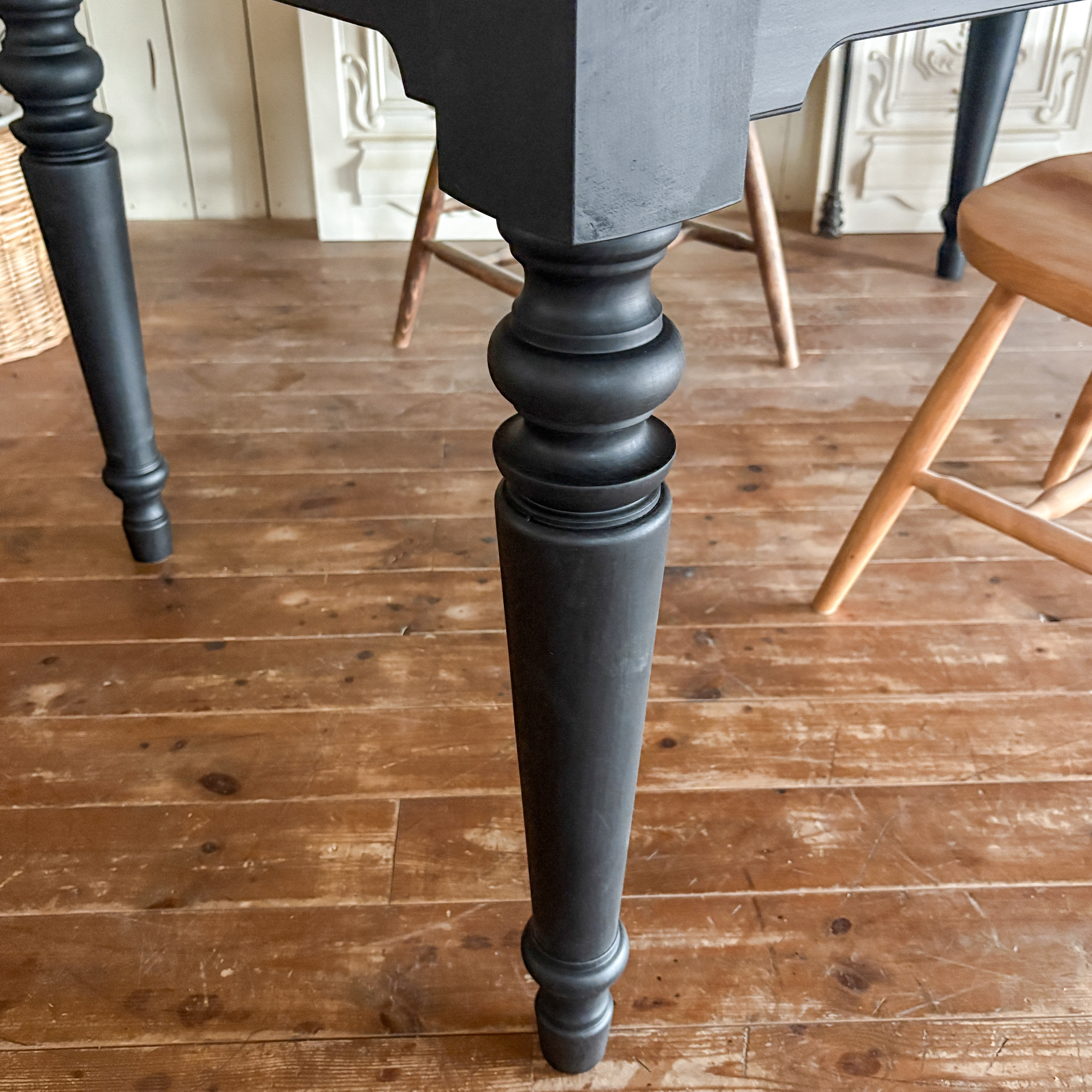 ホワイトオークろくろ足ダイニングテーブル アンティーク調ターンドレッグテーブル 輸入住宅 オーダーメイド家具 店舗什器