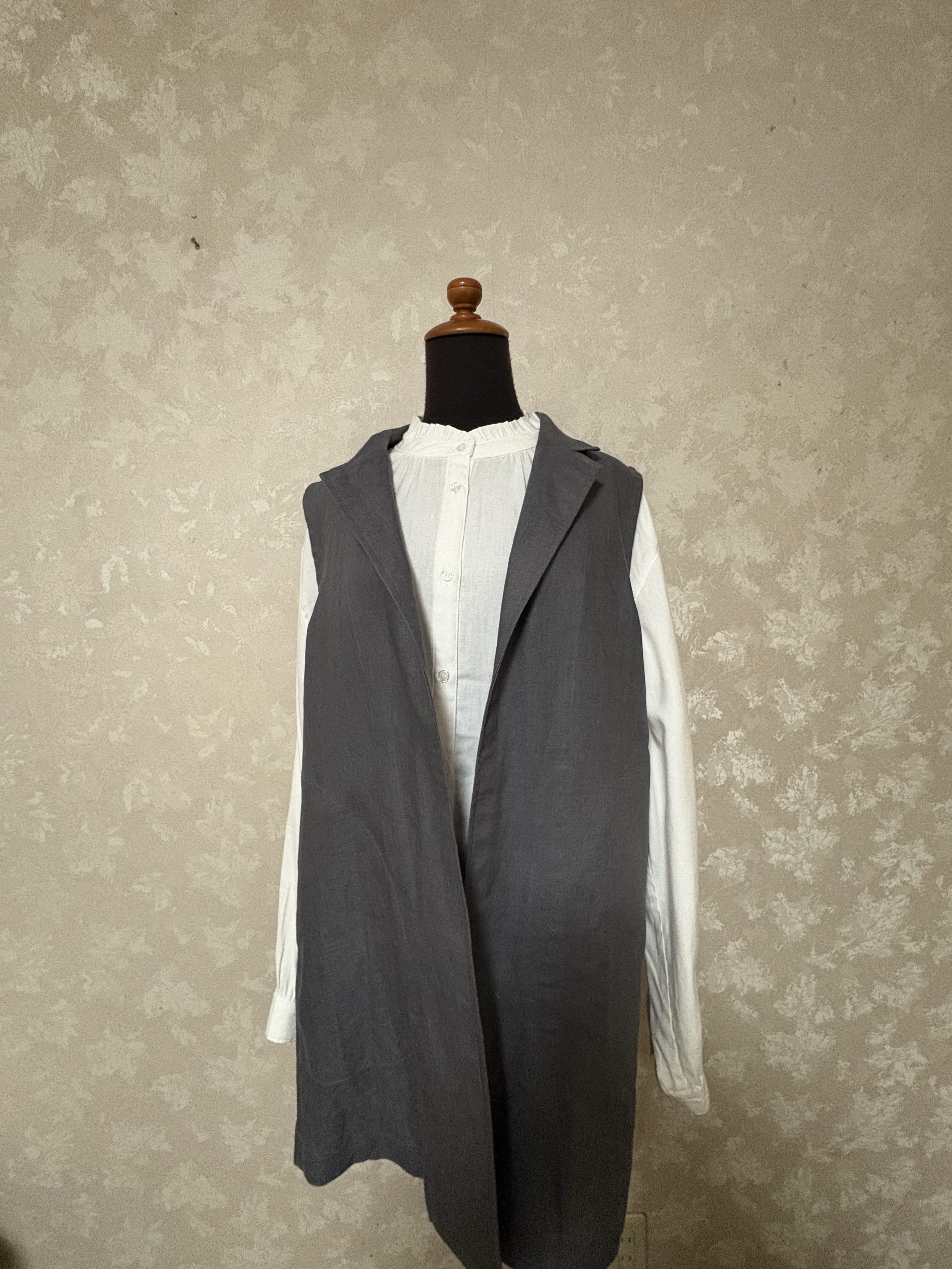 498.リネンのジレ、襟付き　グレー
