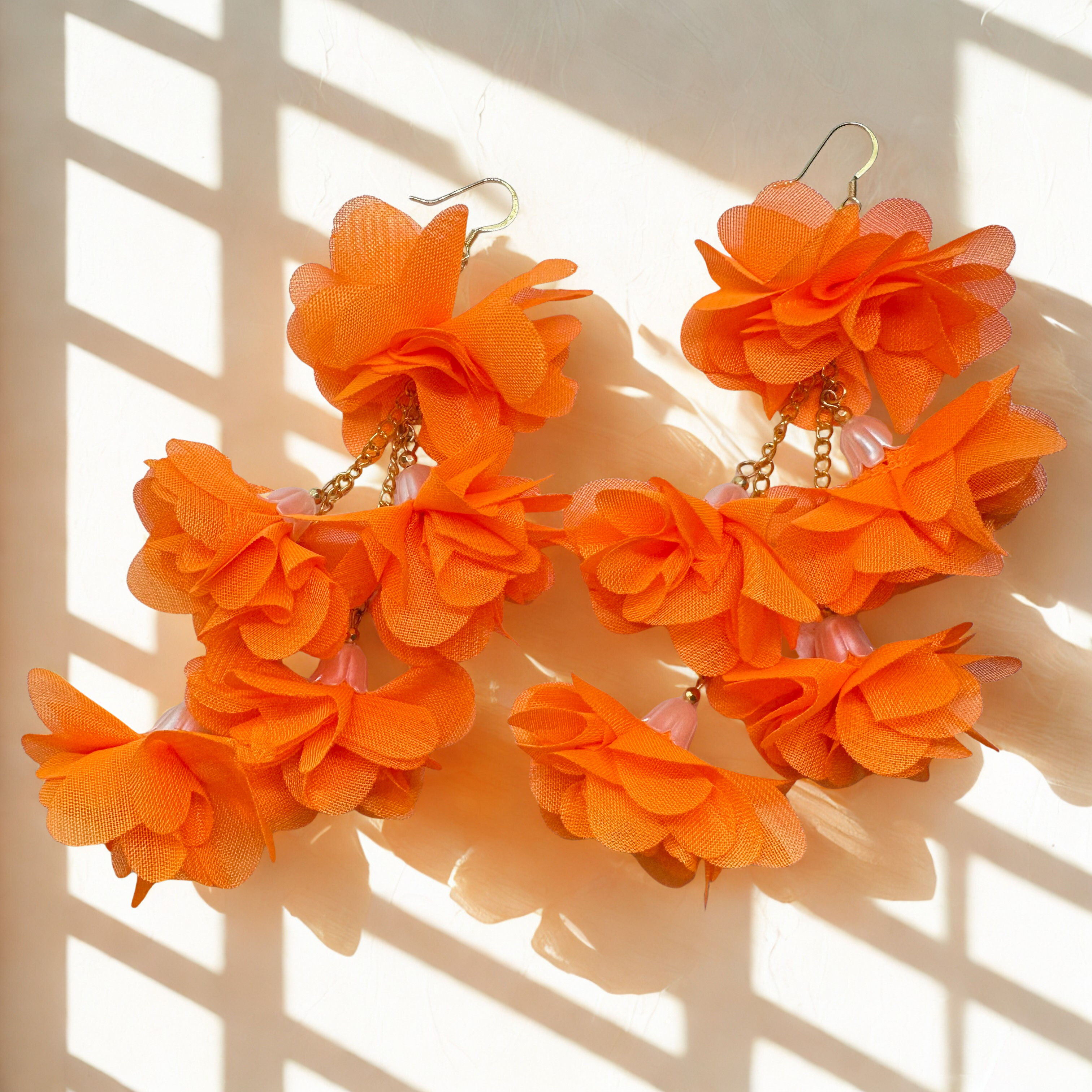 ダンスアラウンド・フラワーピアス／イヤリング(マンゴーオレンジ)