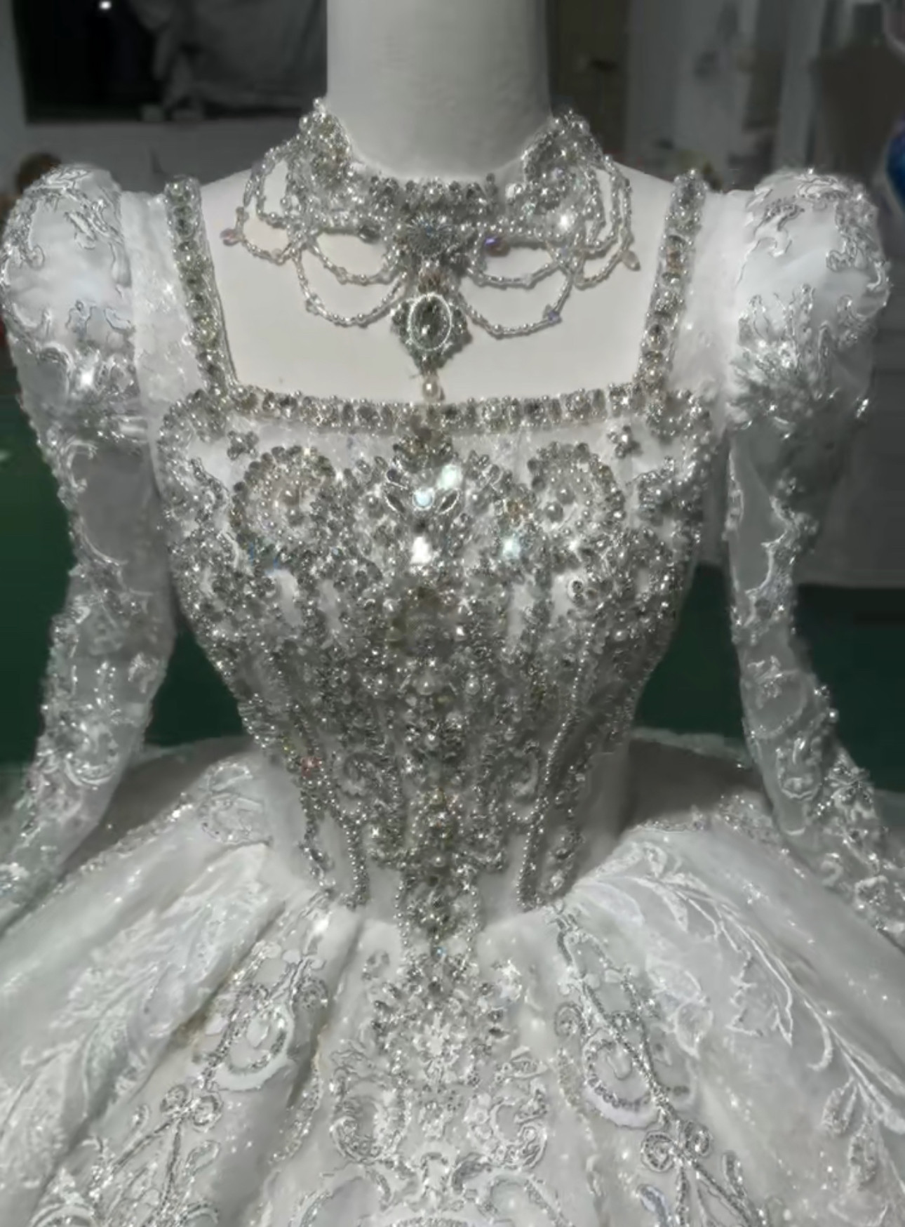 お買い得　ホワイト　ウェディングドレス　取り外し可能パフスリーブ　スクエアネック　大人気　チュール　レース付き　結婚式