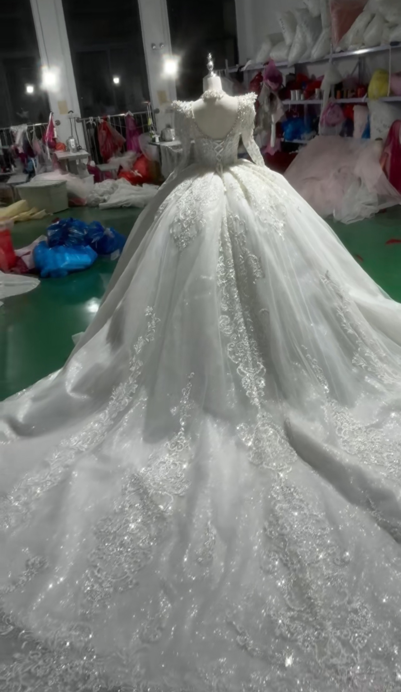 お買い得　ホワイト　ウェディングドレス　取り外し可能パフスリーブ　スクエアネック　大人気　チュール　レース付き　結婚式