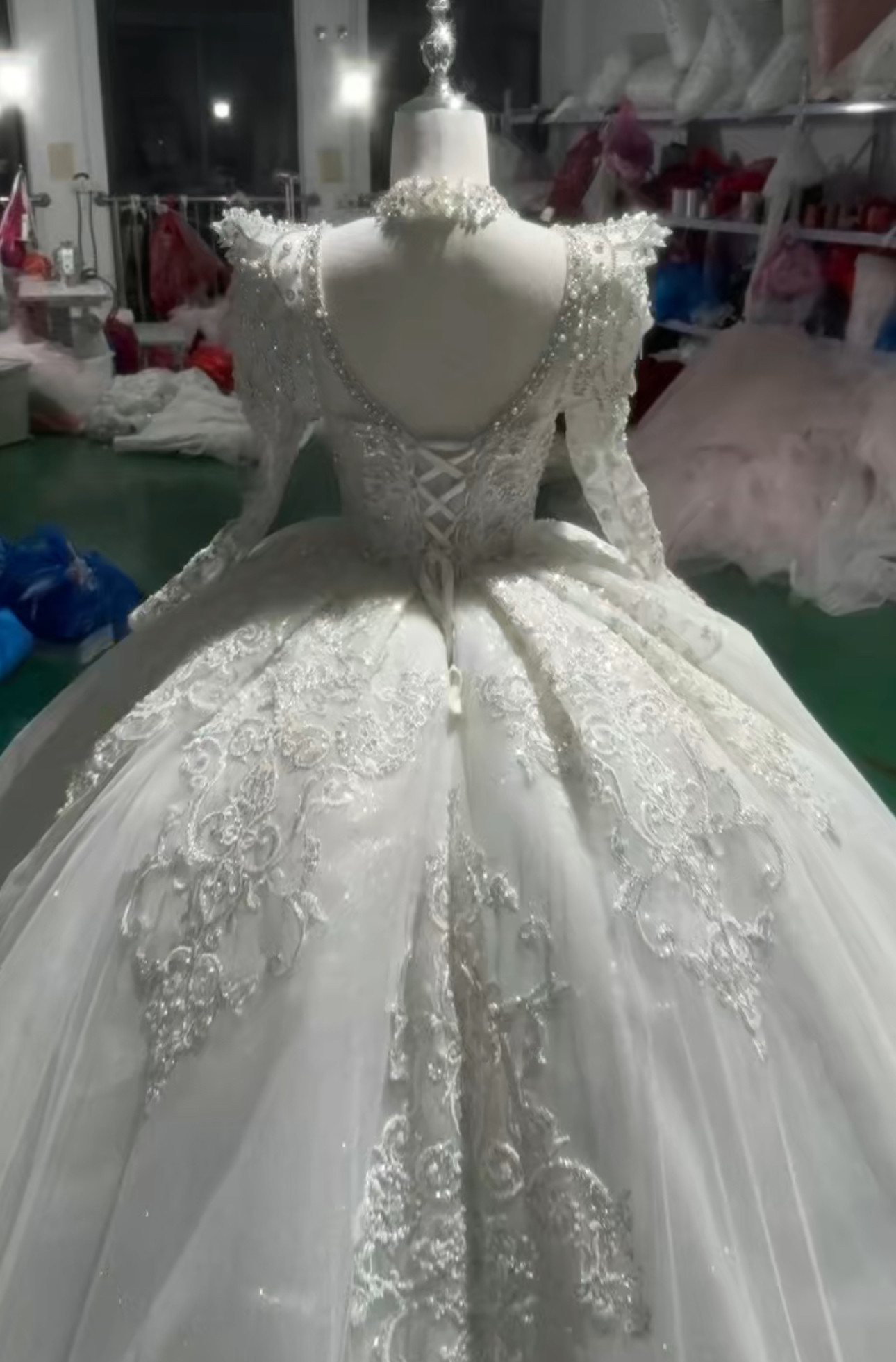 お買い得　ホワイト　ウェディングドレス　取り外し可能パフスリーブ　スクエアネック　大人気　チュール　レース付き　結婚式