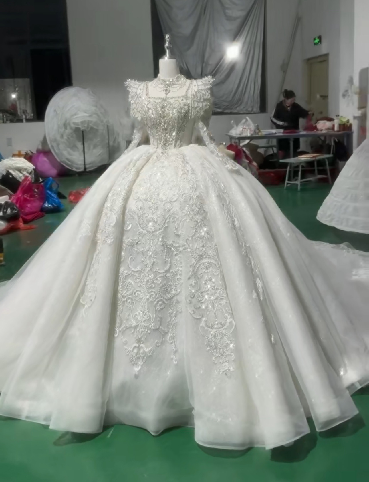 お買い得　ホワイト　ウェディングドレス　取り外し可能パフスリーブ　スクエアネック　大人気　チュール　レース付き　結婚式