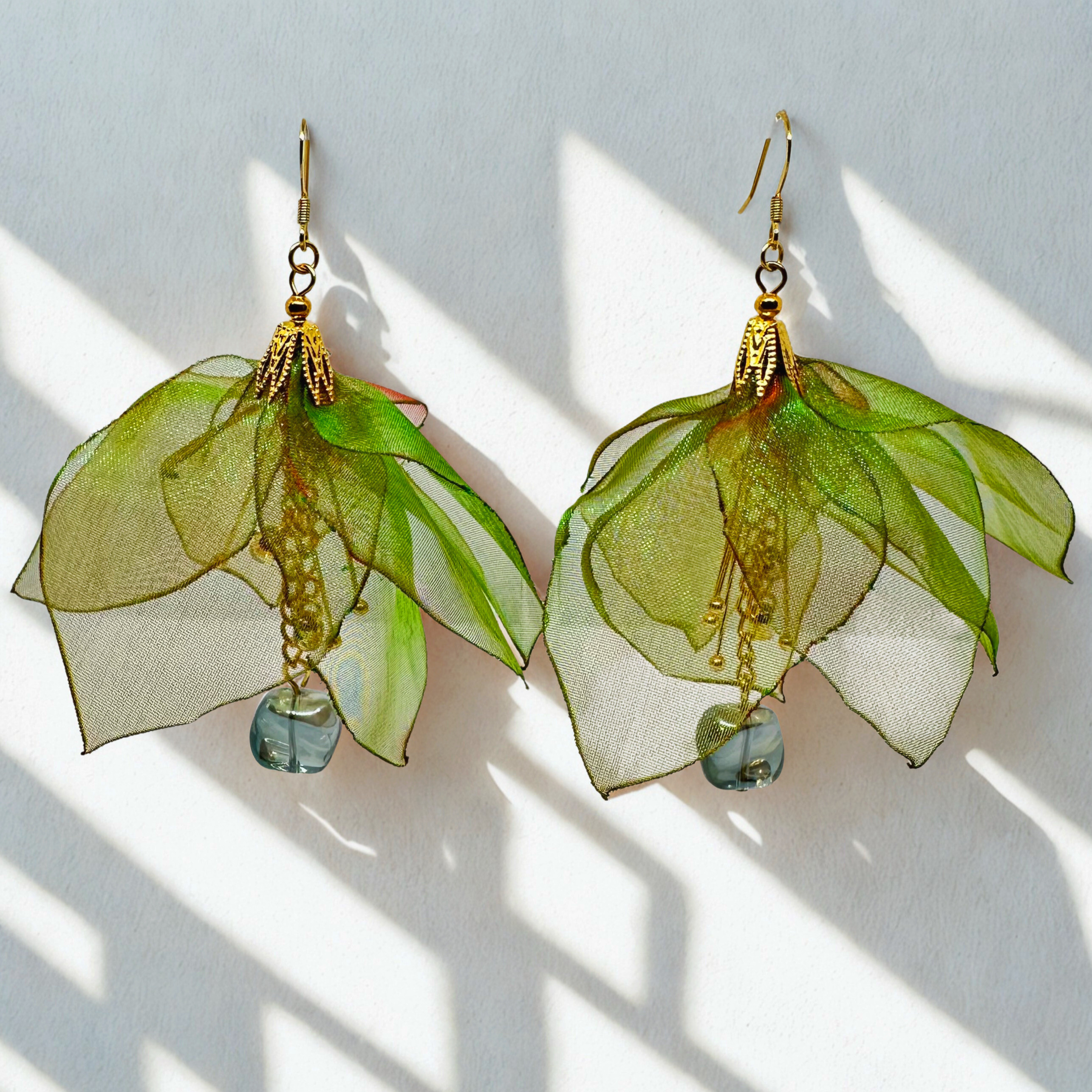 リップル・フラワーピアス／イヤリング(イリディセントグリーン)