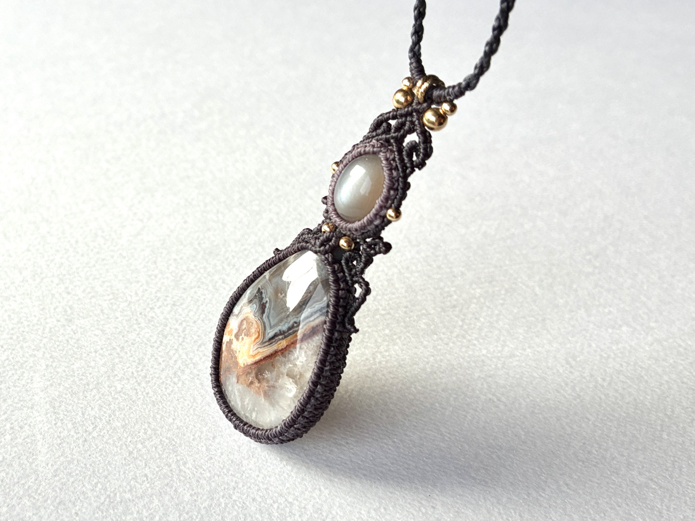 クレイジーレースアゲートのツインマクラメネックレス